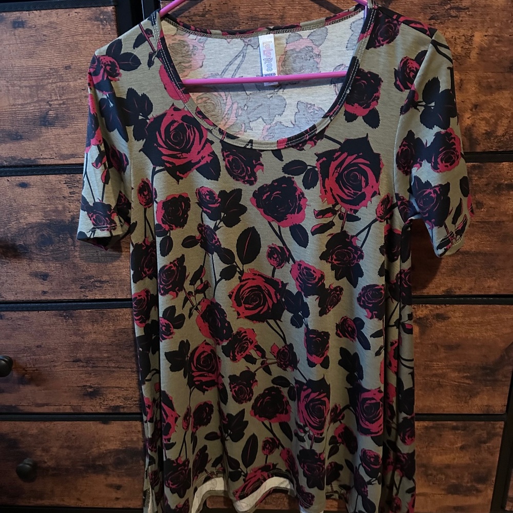 Lularoe pop art roses classic tee
